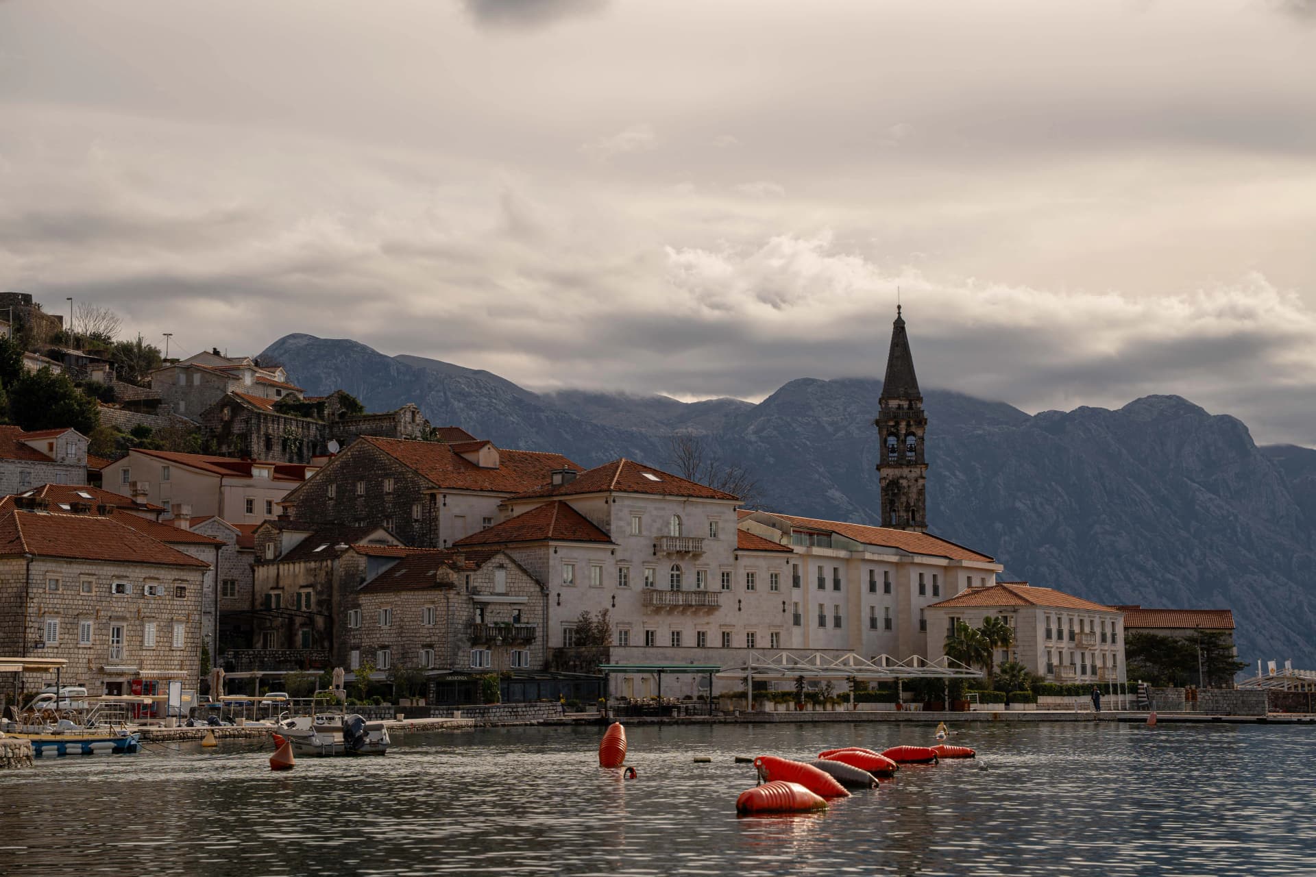 Zlatna polja u ravnici tokom zalaska sunca
